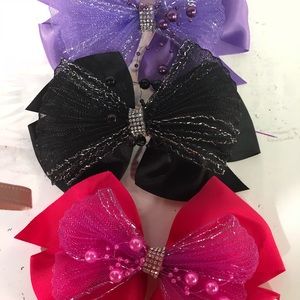 I’m selling girl hair clips set of three
